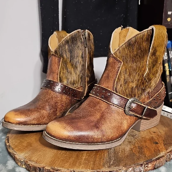 Stylish Brown Ankle Boots with Studded Strap - Picture 3 of 6